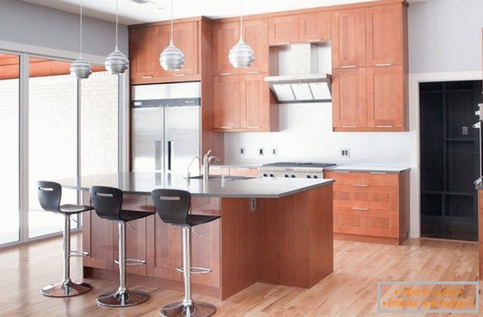 La combinazione di metallo e legno in una cucina moderna