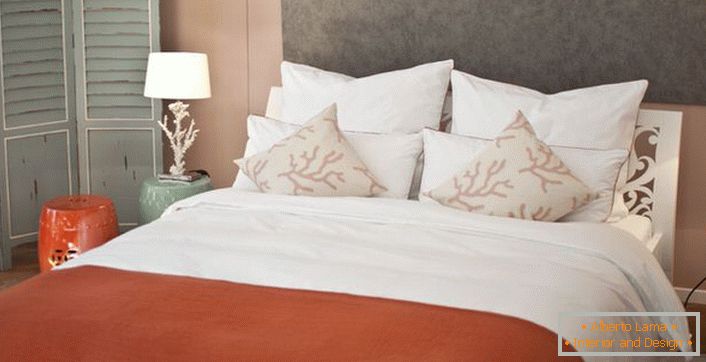 Esempio di lampade da comodino correttamente selezionate per una camera da letto in stile mediterraneo. 
