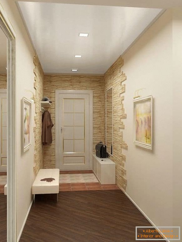 progetto di un corridoio stretto in una casa di pannelli