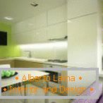 Mobili bianchi e pareti verde chiaro in cucina