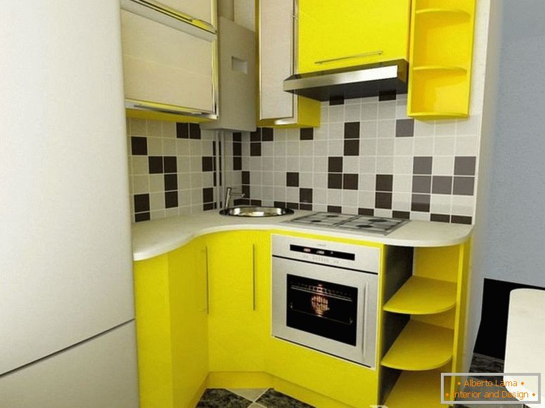 Mobili gialli all'interno della cucina