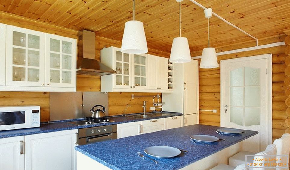 Interni moderni della cucina al cottage
