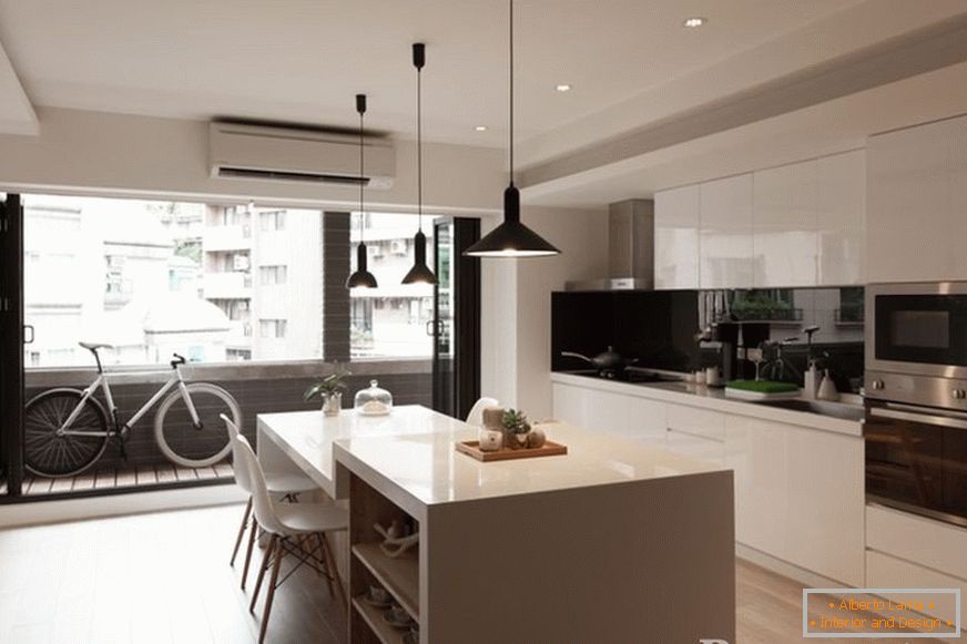 Interno della cucina moderna con balcone