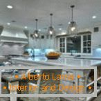 Tavolo-isola come divisorio tra la cucina e la sala da pranzo