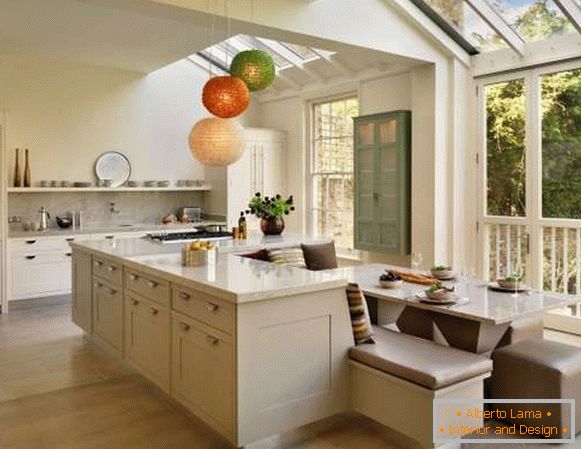 Design della cucina in una casa privata - foto di una sala da pranzo con un'isola