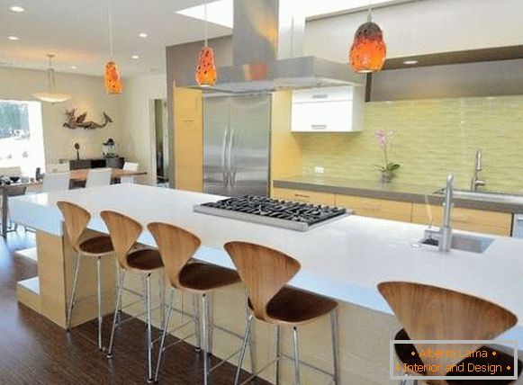 Progettazione di cucine moderne in una casa privata - foto dalla sala da pranzo