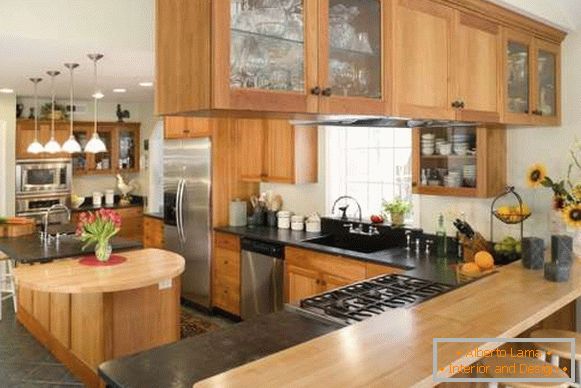Cucina d'angolo dal design moderno con un bar affilato e in legno - foto in una casa privata