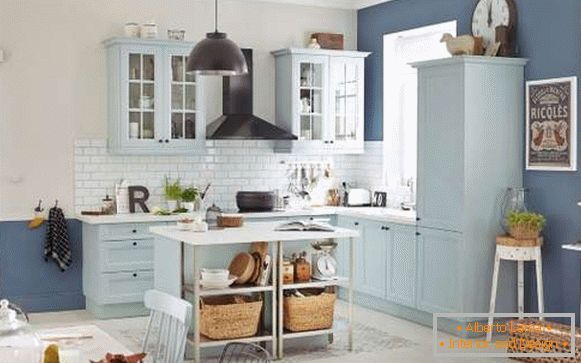 Cucina angolare blu con piastrelle bianche e pareti blu all'interno di una casa privata