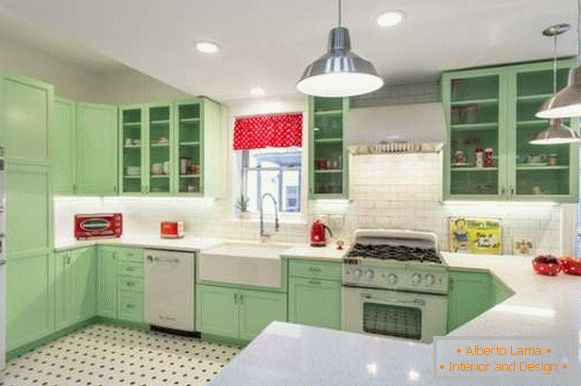 Cucina ad angolo verde in una casa privata - design moderno sulla foto
