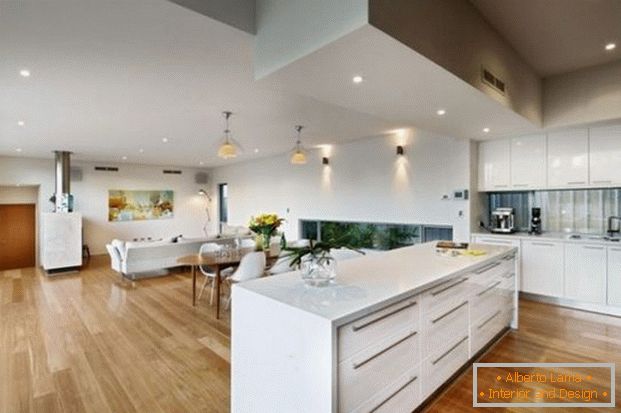 красивый progetto di una grande cucina in una casa privata фото