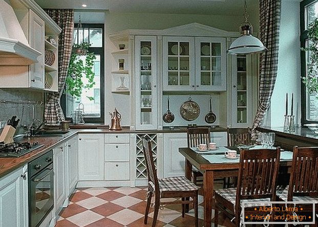 design della cucina in una casa privataс панорамными окнами