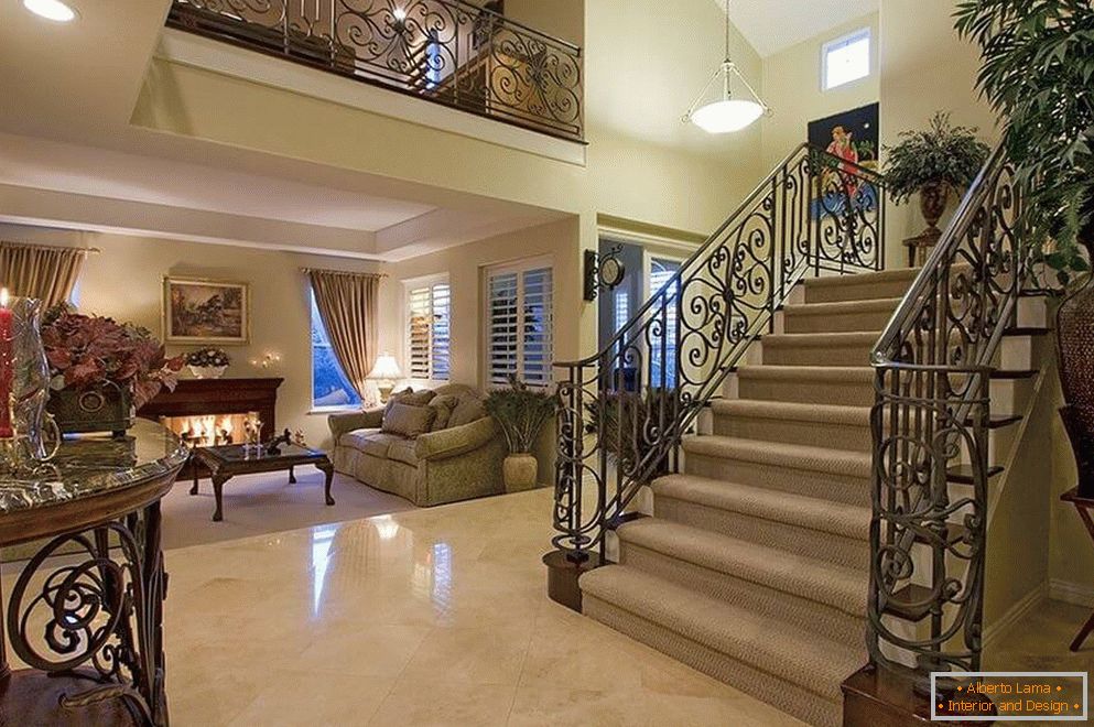 Tromba delle scale classica in una casa privata