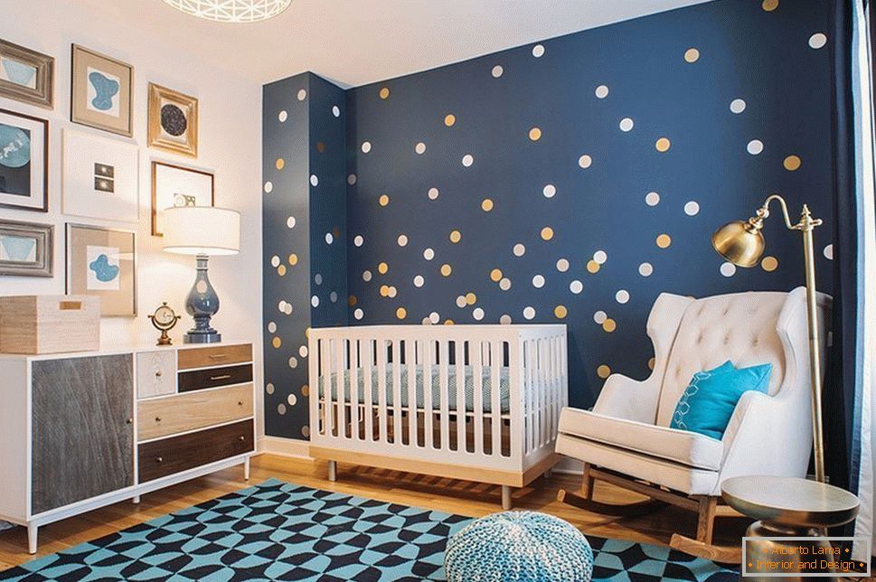 Stanza decorata per un bambino con pareti blu