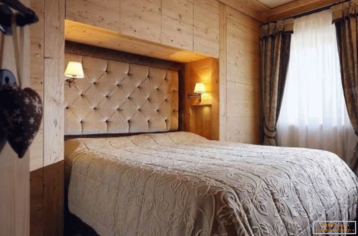 Camera da letto in una nicchia di armadi in legno