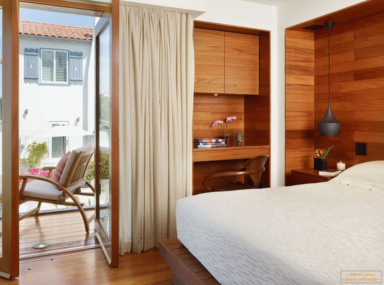 Piccola camera da letto con finitura in legno