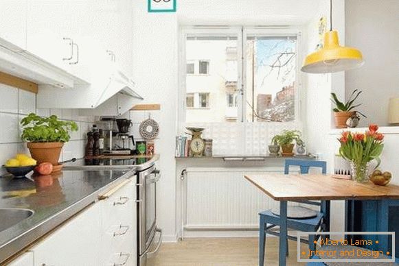 Zonizzazione cucina e soggiorno nel monolocale di design 35 mq