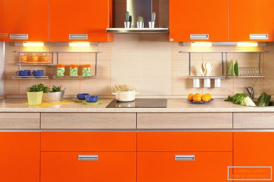 L'arredamento della cucina arancione nell'appartamento