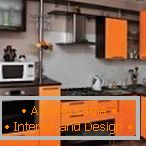 Cucina elegante in colore nero e arancio