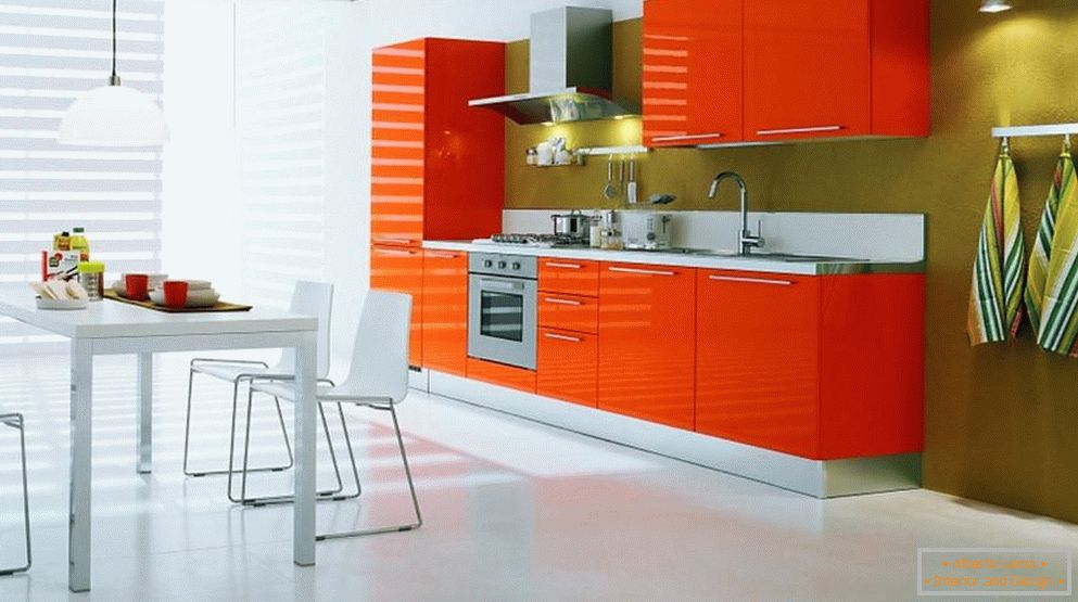 Pavimento bianco e mobili arancioni in cucina