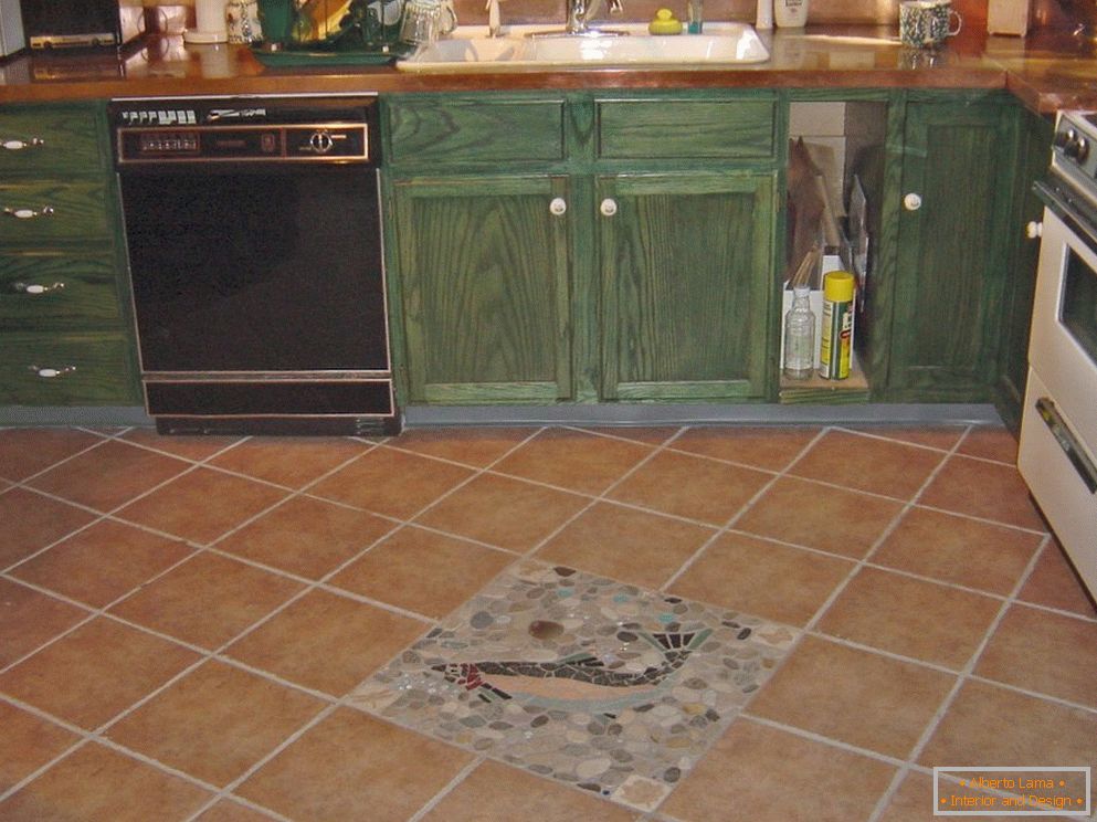 Posa diagonale di piastrelle sul pavimento della cucina