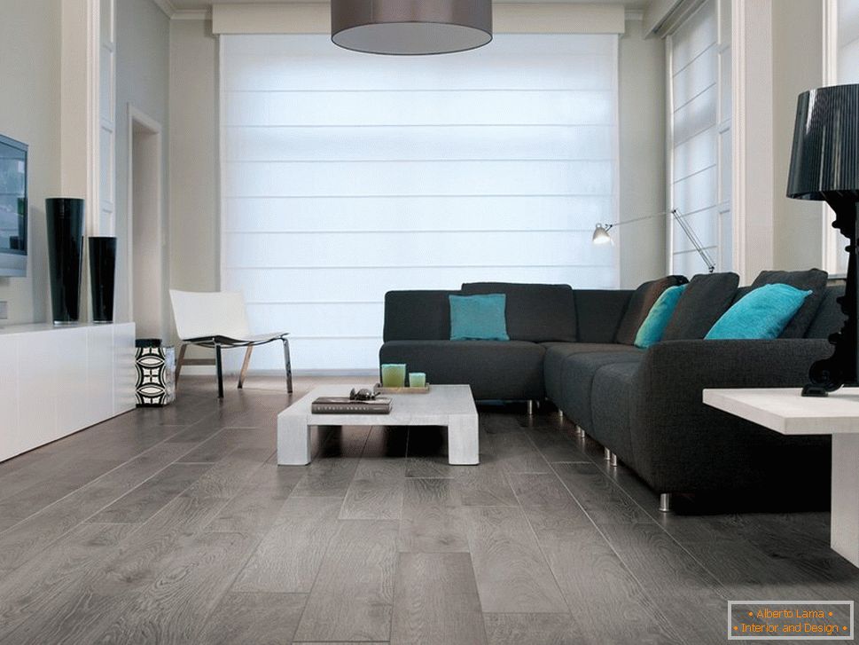 Colore grigio del pavimento all'interno del soggiorno