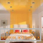 Camera da letto bianca con striscia arancione