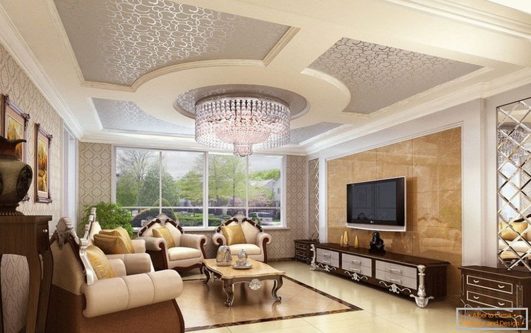 Il design del soffitto nella sala in stile classico