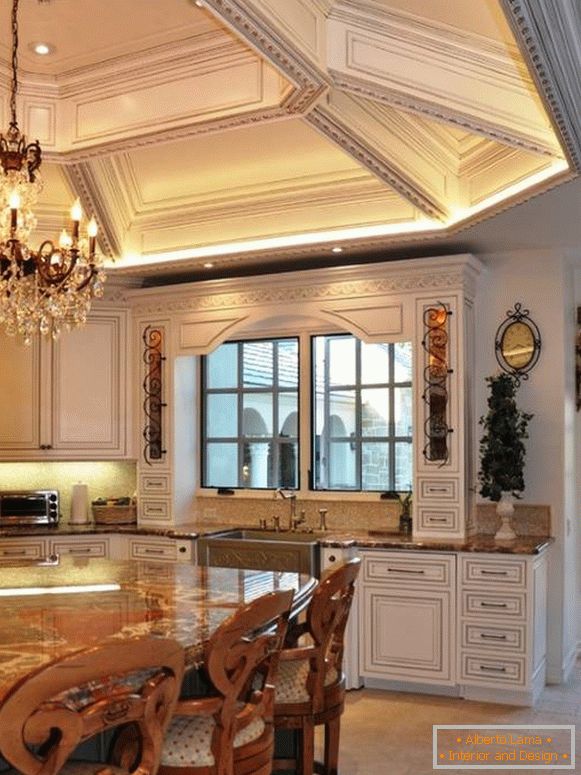Soffitto di lusso in una cucina classica