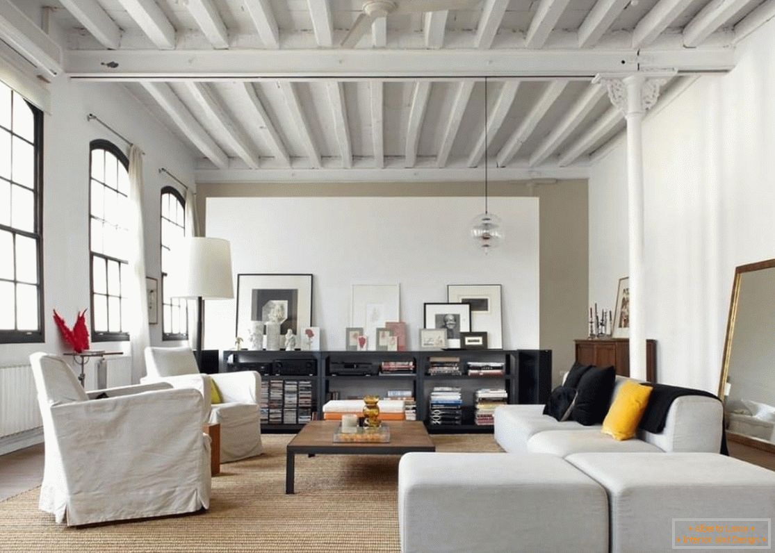 Design del soffitto con travi verniciate di bianco