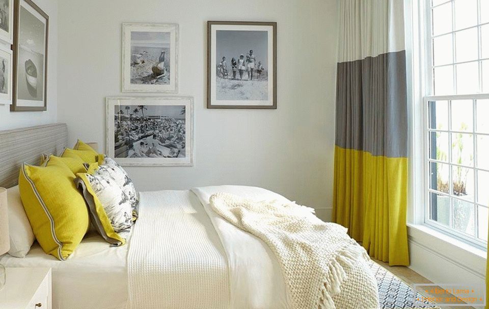 Tende all'interno della camera da letto in combinazione di colore bianco grigio e senape