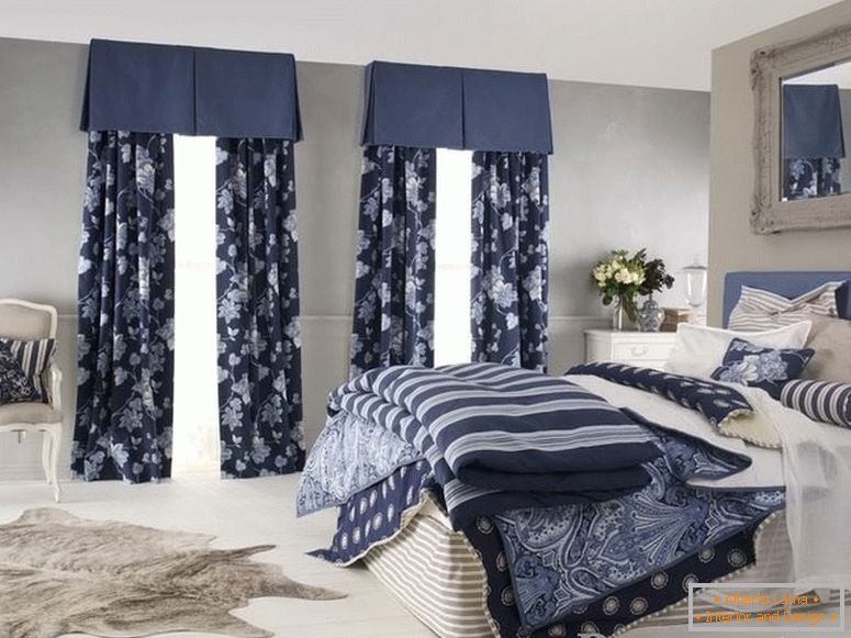 La combinazione del colore delle tende e dei tessuti nella camera da letto