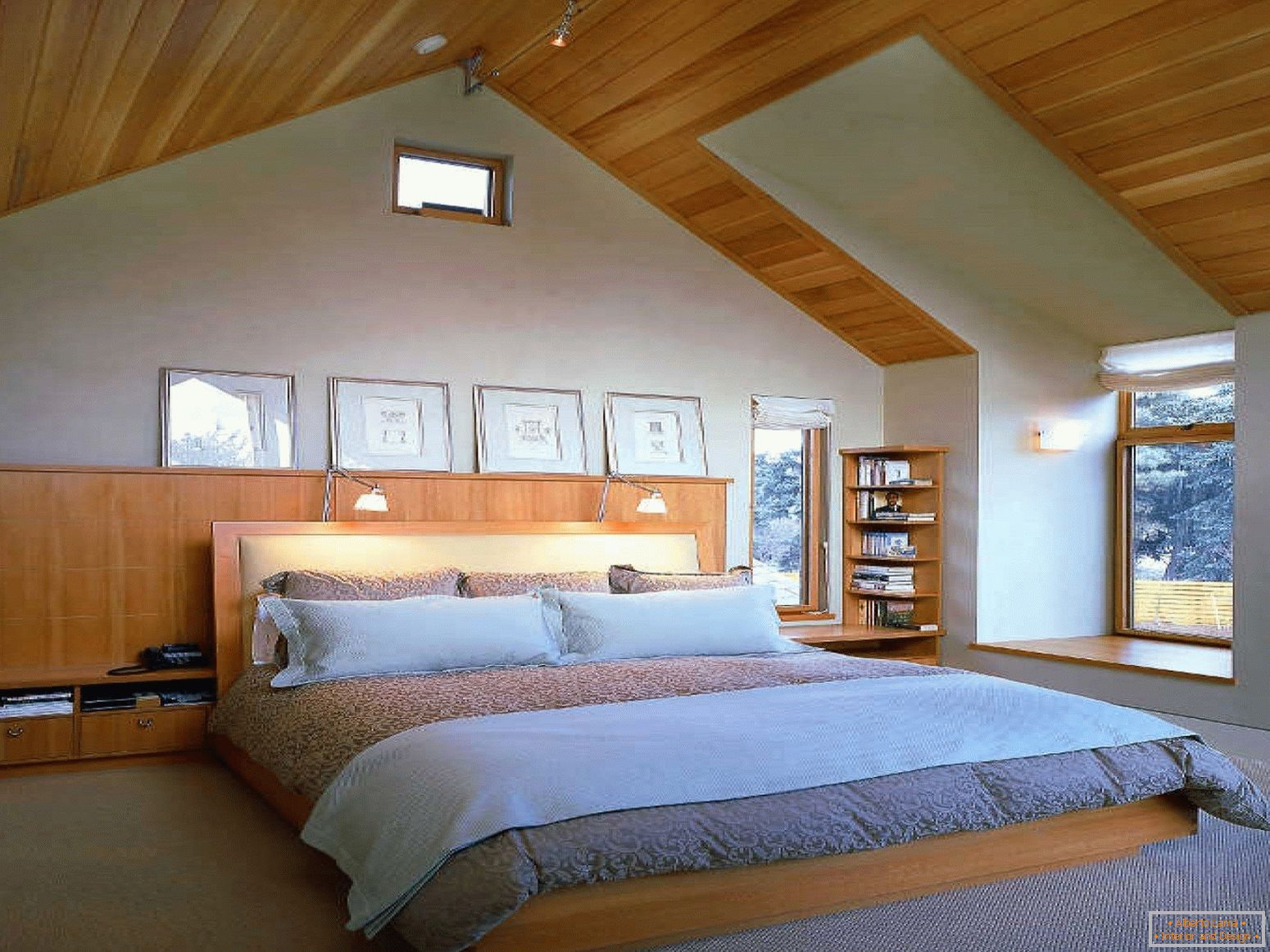 Design della camera da letto in soffitta с высокими стенами