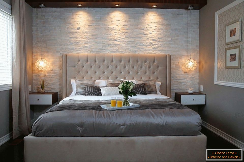 Muro di pietra artificiale nella camera da letto