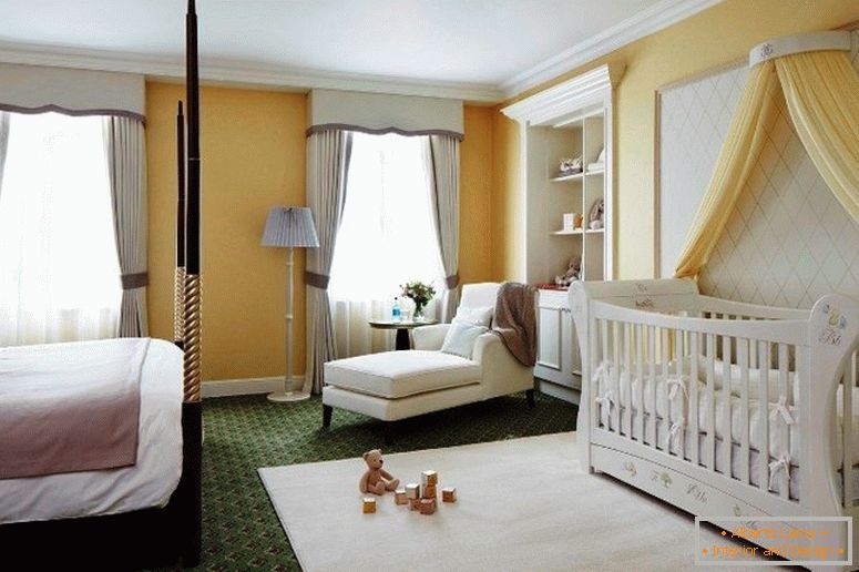Una spaziosa camera da letto per genitori con un bambino