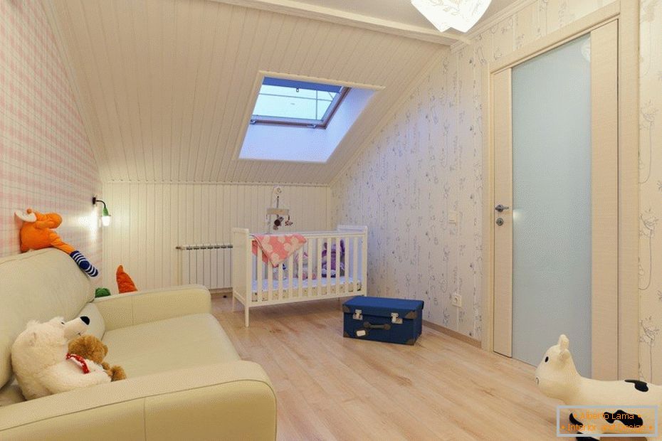 Camera da letto con un lettino in soffitta