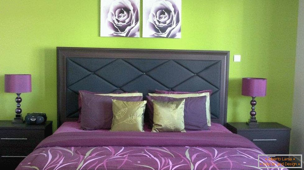 Pareti color verde chiaro e tessuti viola nella camera da letto