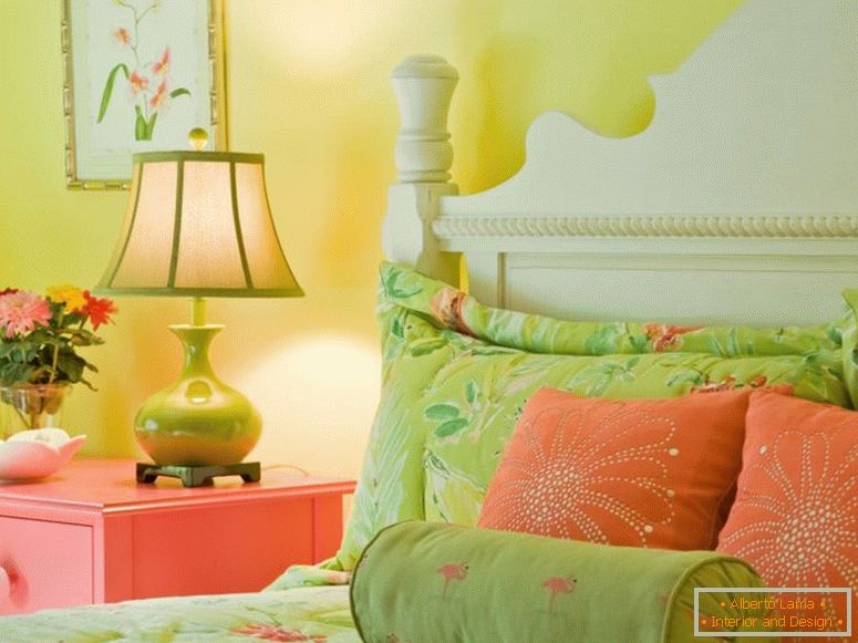 La combinazione di verde con altri colori all'interno della camera da letto