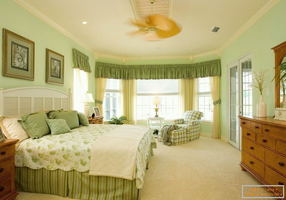 Interno di una spaziosa camera da letto nei colori verde