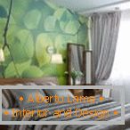 Camera da letto con carta da parati verde