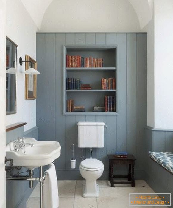 Bellissimo design di servizi igienici con un armadio sopra il bagno in una casa privata