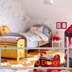 Camera da letto per bambini in soffitta