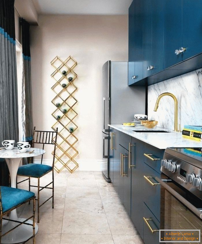 Una stretta cucina blu