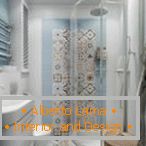 Decorare le pareti del bagno con piastrelle decorative