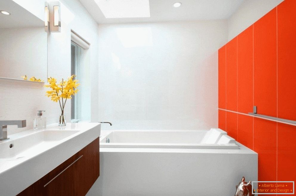 Interno bagno bianco-arancio