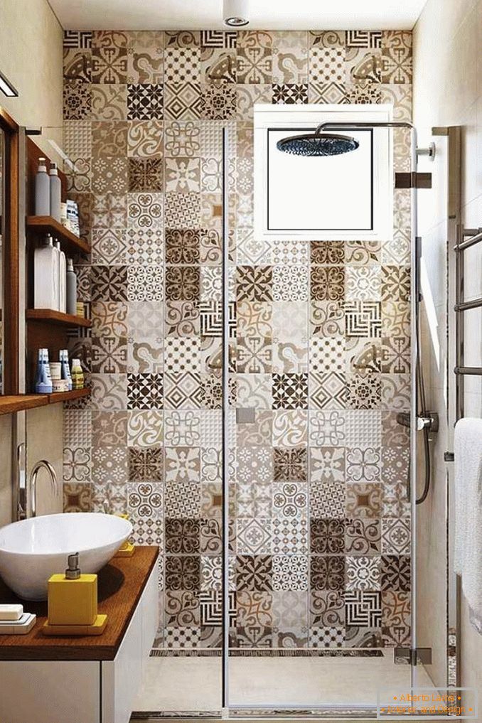 Mosaico d'imitazione in bagno senza toilette
