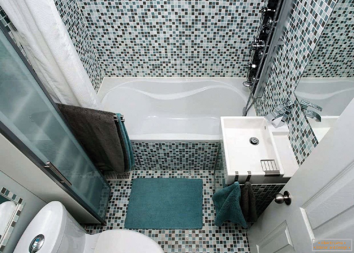Bagno in una casa con pannelli decorati con mosaico