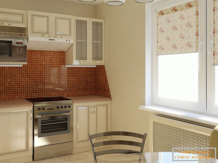 La classica combinazione di colore avorio e beige scuro sembra redditizia in cucina, la cui superficie è di 12 quadrati. L'uso di toni chiari nel design rende la cucina visivamente più spaziosa.