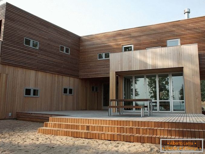 casa di legno con tetto piatto