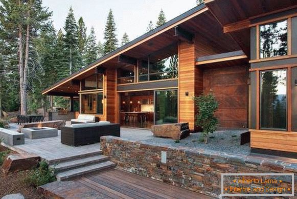 Casa hi-tech fatta di pannelli di sip con decorazioni in legno e metallo