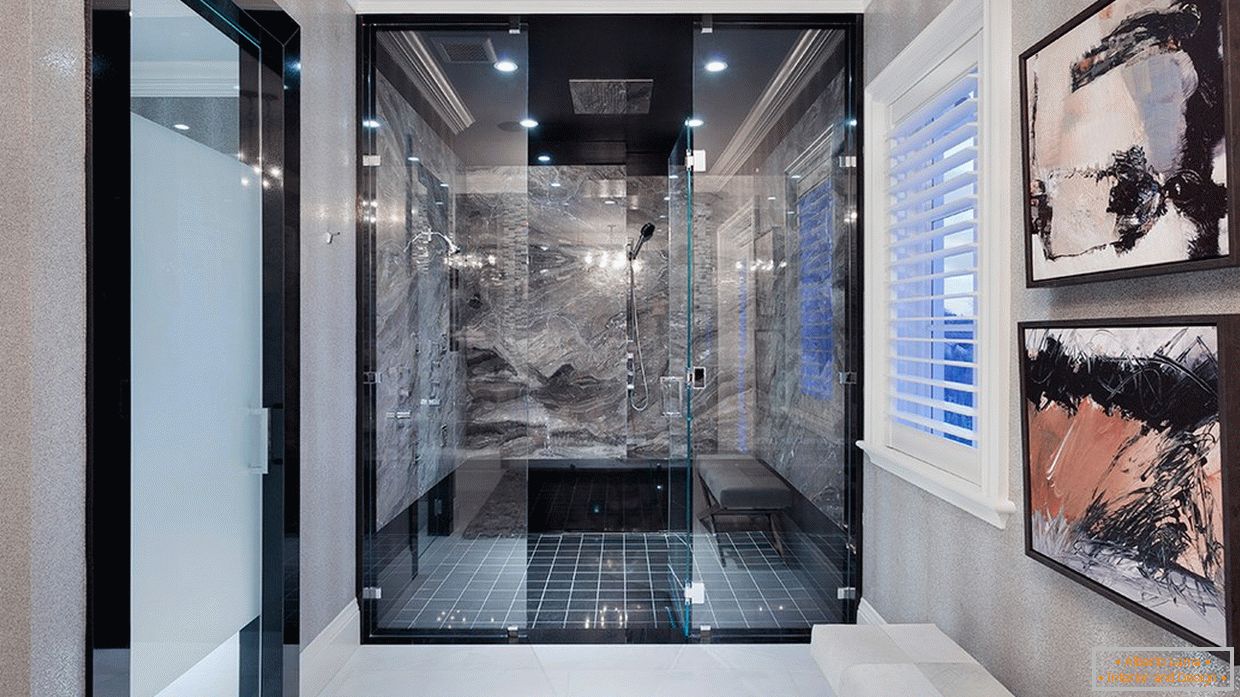 Colore nero nel design del bagno con doccia
